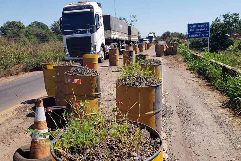 Ponte sobre o rio Riozinho na BR-364, em Cacoal, segue parcialmente interditada e preocupa