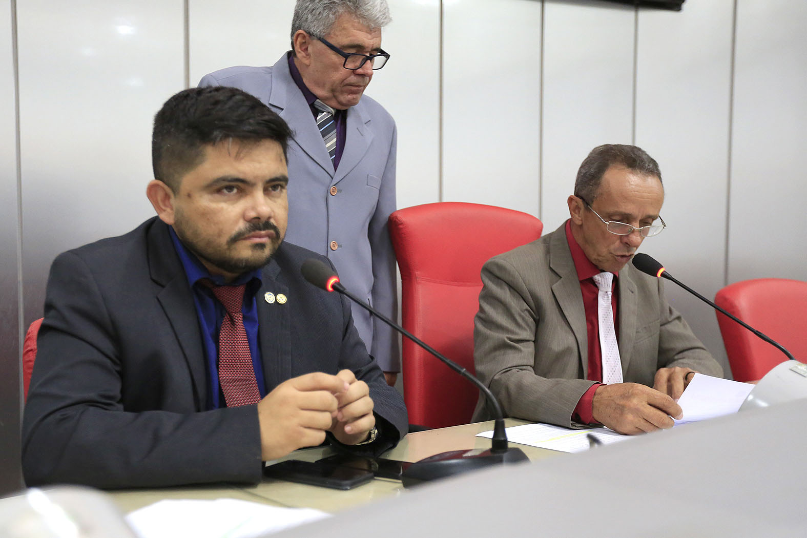 Jesuíno Boabaid e Lazinho da Fetagro entregam Medalhas do Mérito Legislativo a membros da Polícia Militar