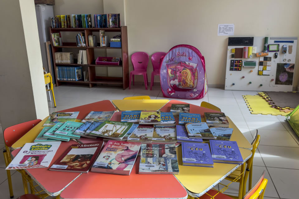 Biblioteca Francisco Meirelles reúne estudantes para celebrar o Dia do Livro Infantil