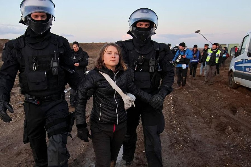 Greta Thunberg é detida na Dinamarca em protesto contra a guerra em Gaza