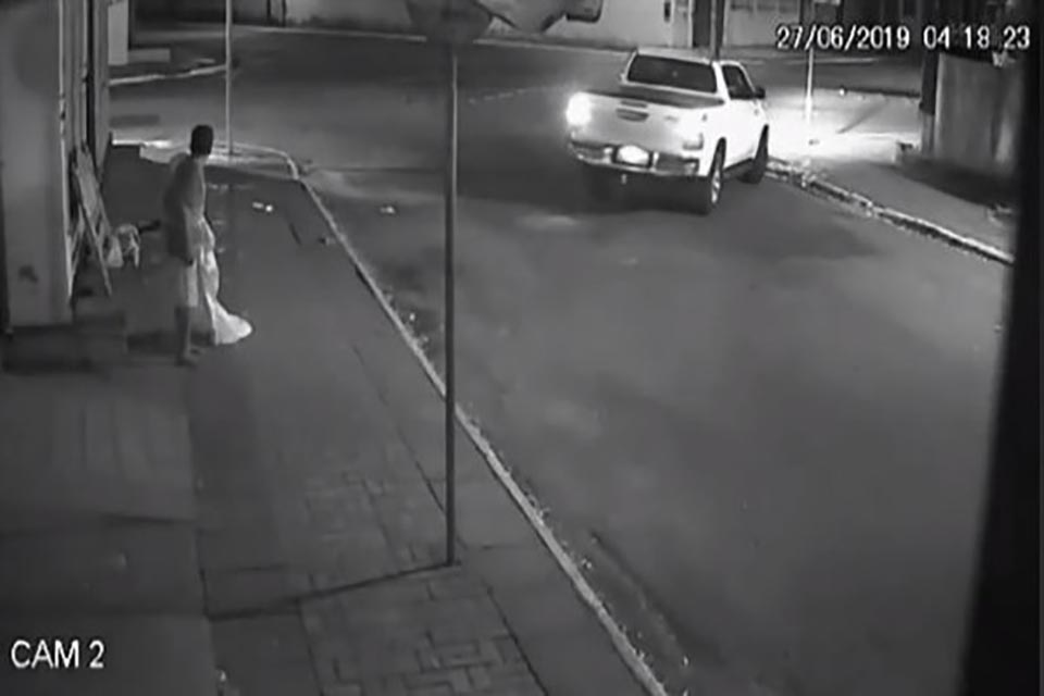 Motorista entra na contramão e atinge morador de rua no Acre