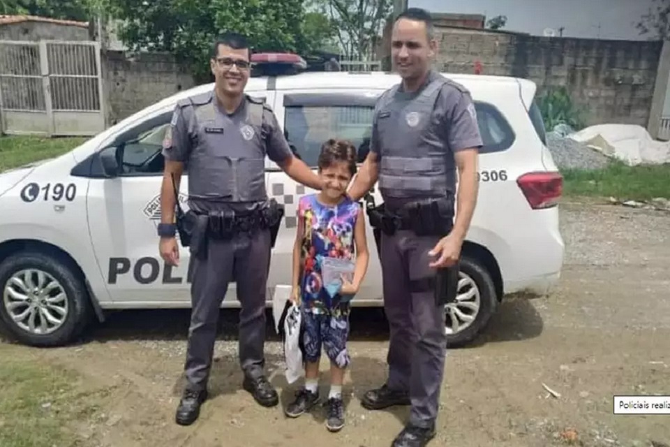 Menino escreve carta ao Papai Noel pedindo alimento e emociona PMs