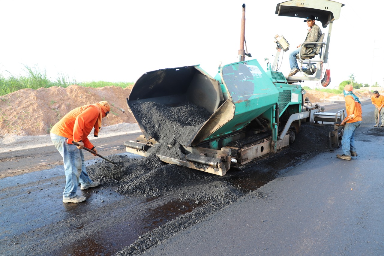 Prefeito vistoria obras da avenida Raimundo Cantuária