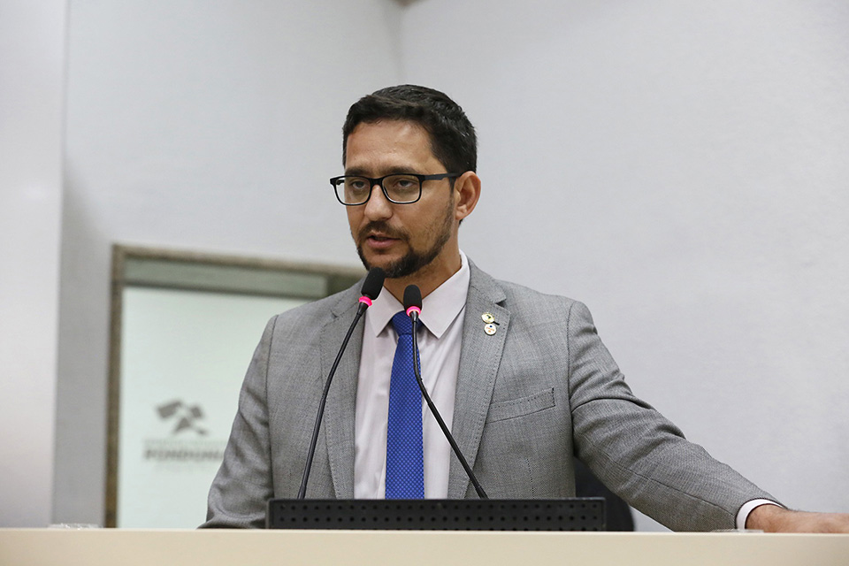 Deputado Anderson denúncia possível favorecimento de empresa em vistoria de carros