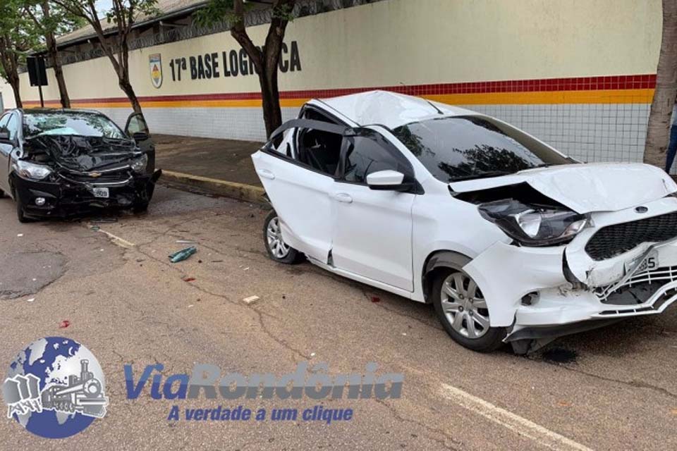 Jovem dorme ao volante e bate e destrói dois veículos na Pinheiro Machado