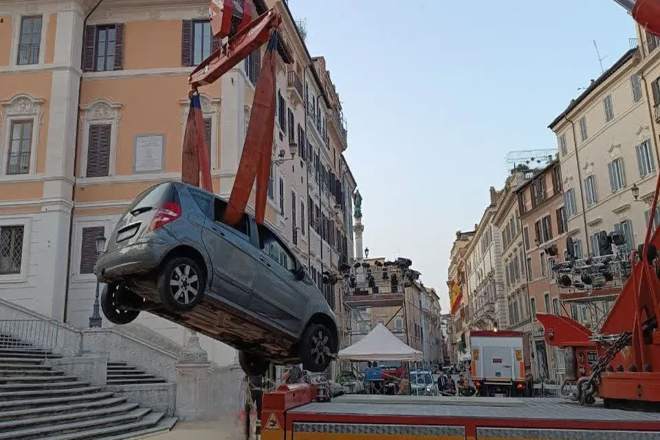 Idoso é resgatado após tentar descer famosa escadaria de Roma de carro