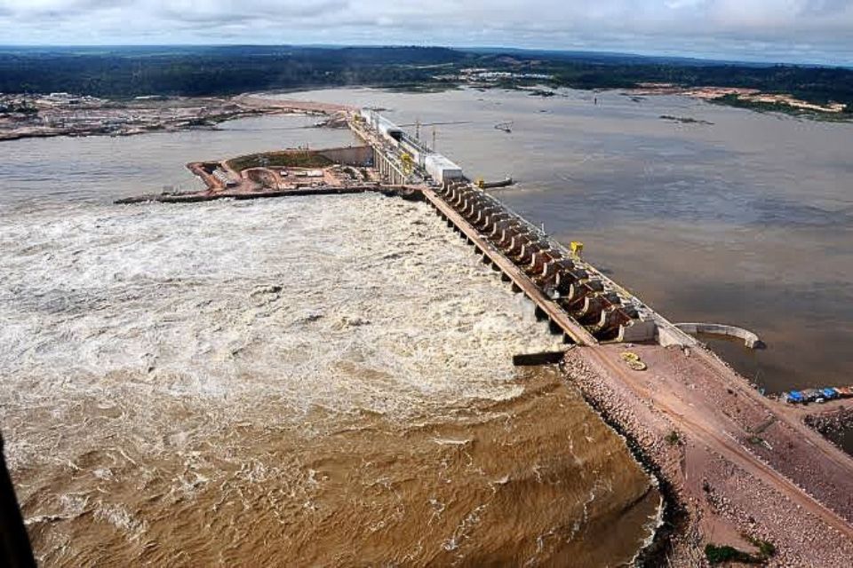 Bloqueio automático fez as Usinas Jirau é Santo Antônio interromper energias para Rondônia e Acre