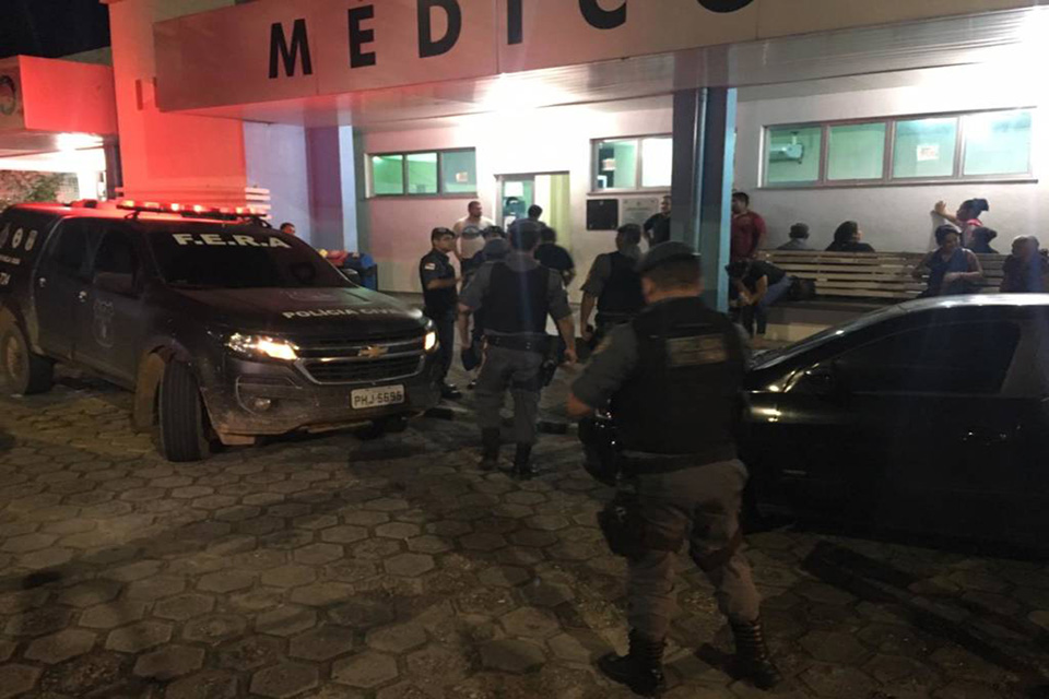 Familiares iniciam reconhecimento de corpo de detentos mortos em presídios no AM