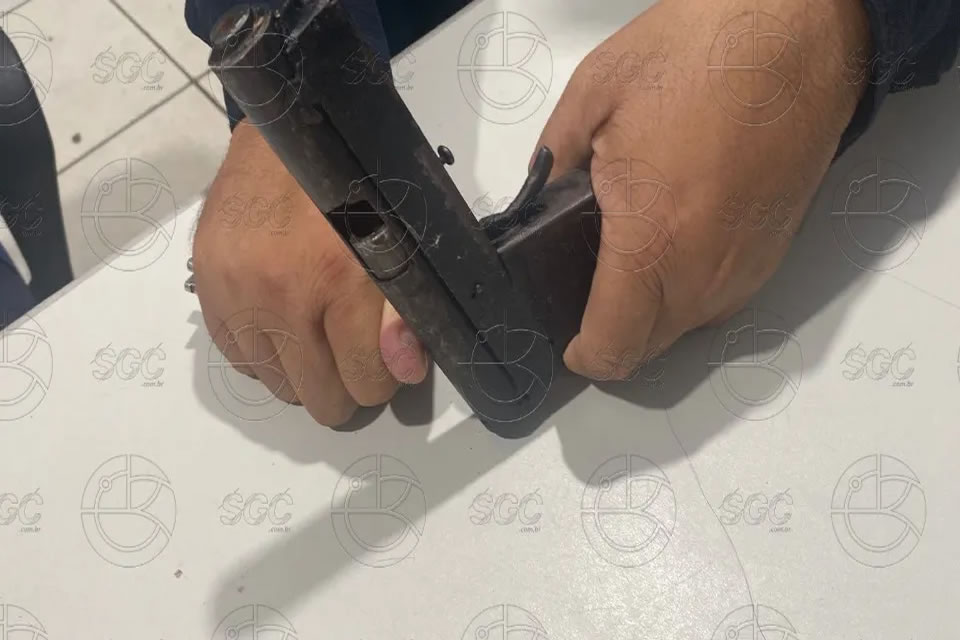 Suspeito é detido com arma caseira durante patrulhamento da PM no Centro
