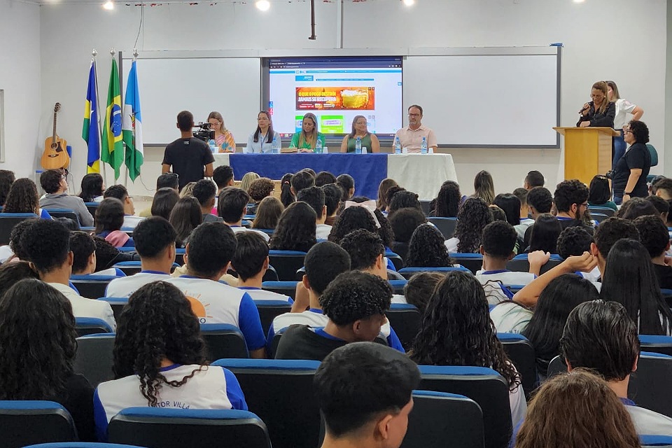 Governo de RO entrega tablets com internet e lousas digitais para escolas estaduais