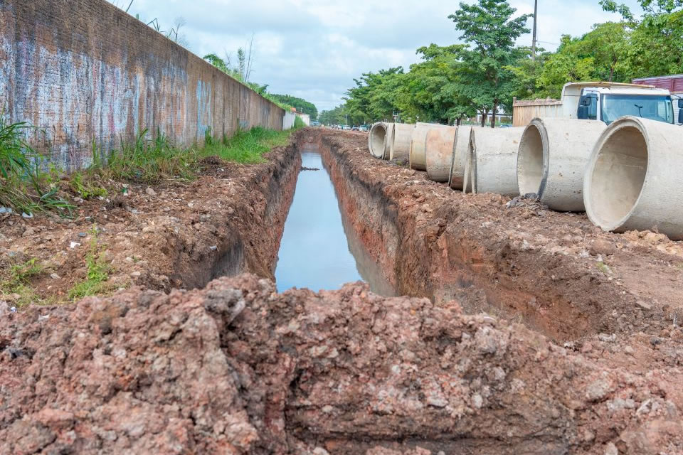 Prefeitura de Porto Velho instala novas manilhas na avenida Rio de Janeiro para evitar alagações