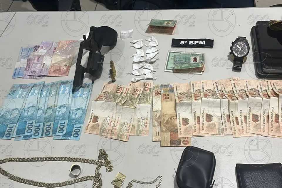 Dupla é presa com drogas e arma de fogo em conveniência na zona Leste