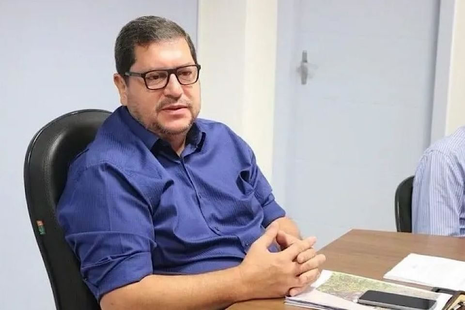 Paulo da Remap não paga piso do magistério, não conserta Raios-X nem ultrassom, mas gasta quase R$ 1 milhão com pisca-pisca