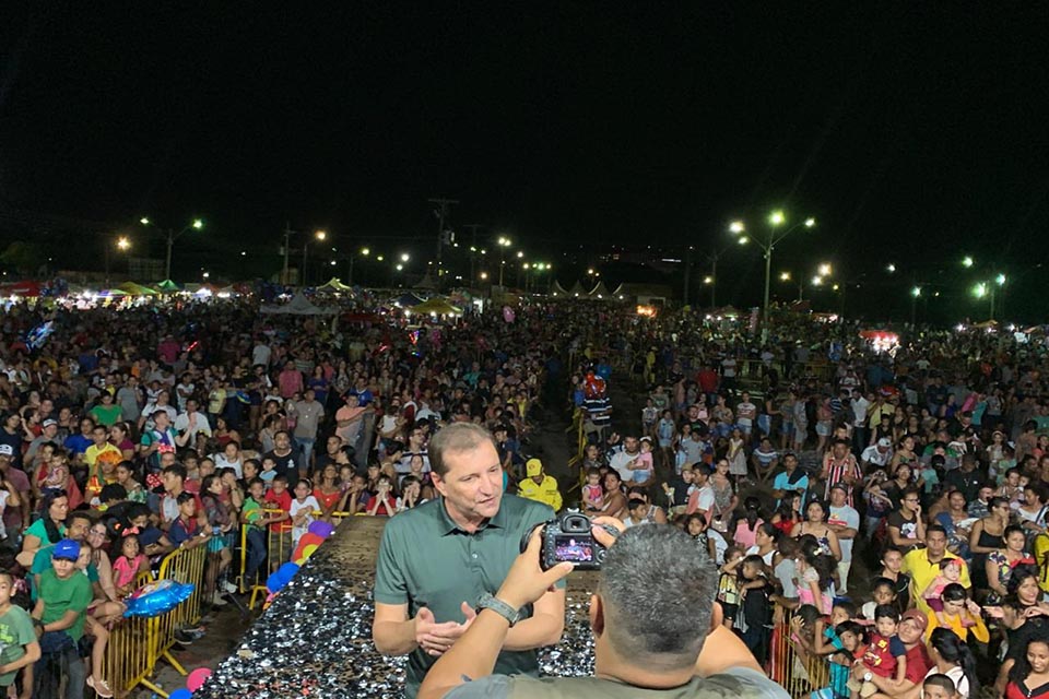 Prefeitura reúne público estimado em 80 mil, no Parque de Exposição