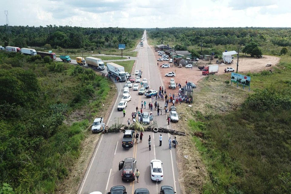 Bloqueio na BR-364 e BR-425, na Ponta do Abunã, continua pelo segundo dia seguido