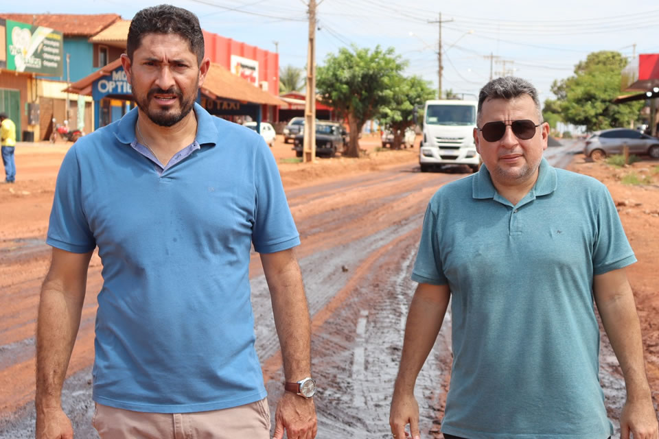 Presidente da Câmara Municipal, Márcio Pacele, fiscaliza de perto obras de pavimentação em Vista Alegre do Abunã