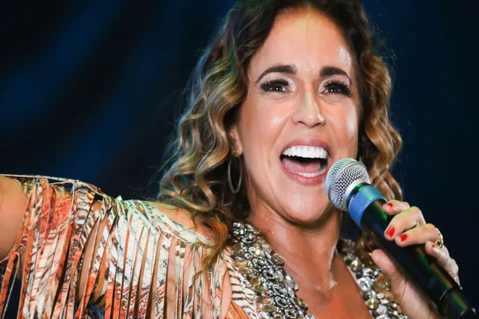 Daniela Mercury volta a criticar Tony Salles em trio: Atrasou de novo