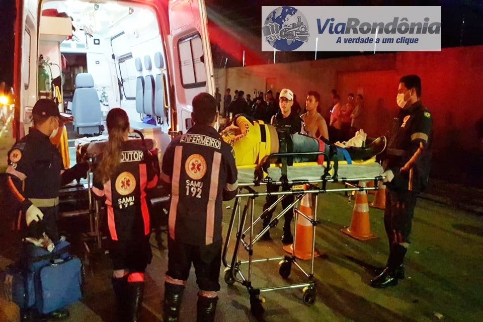 Passageira de moto taxista morre após ser atingida por caminhonete em cruzamento da capital