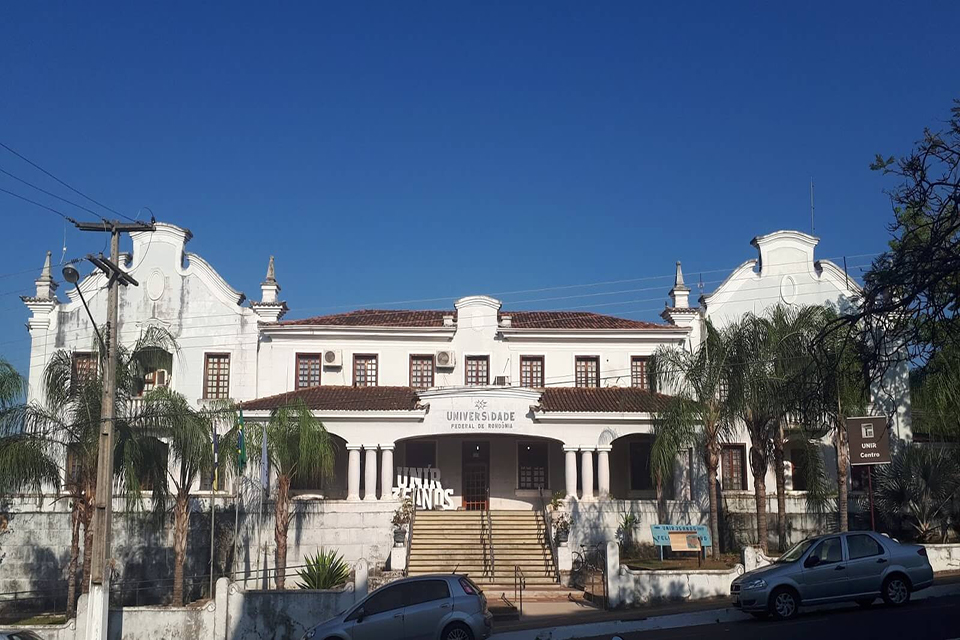 Unir passa a cobrar taxas por serviços e revolta estudantes na web