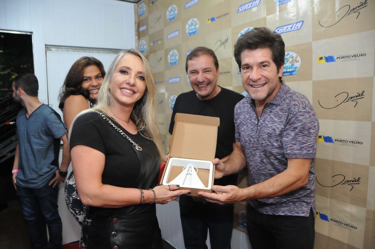 Prefeitura abre Natal Porto de Luz com chegada do Papai Noel e show do cantor Daniel