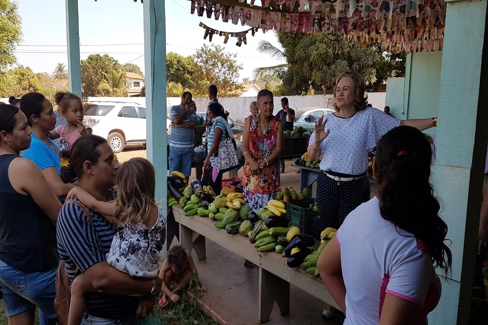 Famílias cadastradas no CadÚnico recebem alimentos gratuitos em Rolim de Moura