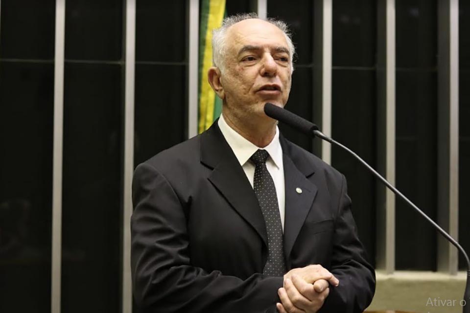 Deputado relata descaso da prefeitura na educação; ano letivo de 2018 ainda não encerrou