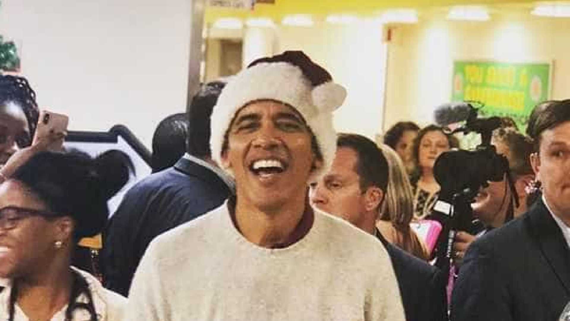 Obama entrega presentes e surpreende crianças em hospital nos EUA