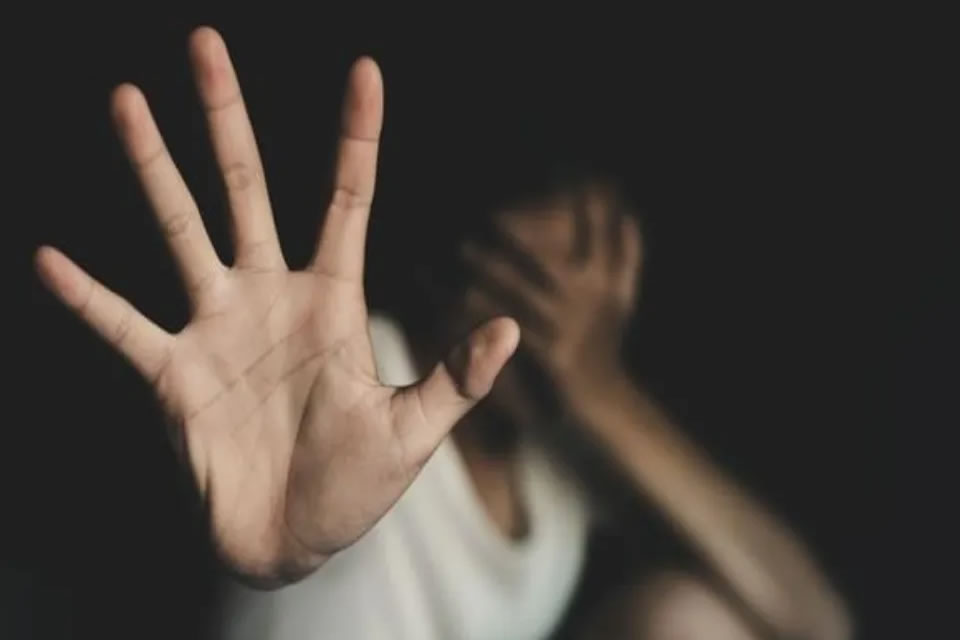Mulher fica sem luz, chama concessionária e é estuprada por eletricista em casa