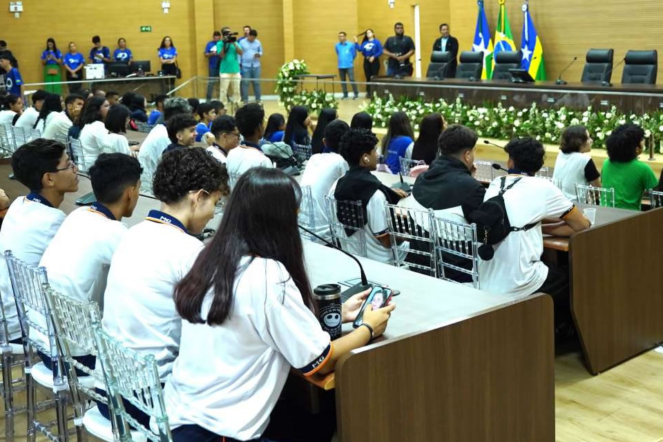 Alunos da rede pública participam de visita assistida na Assembleia