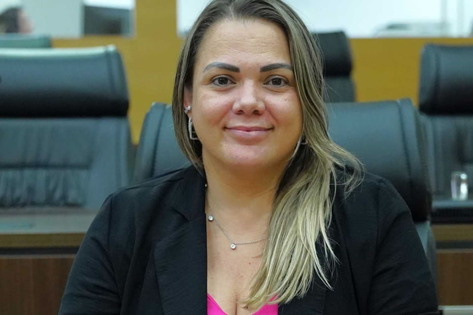 Cláudia de Jesus vota a favor do projeto que reduz taxas no Detran-RO