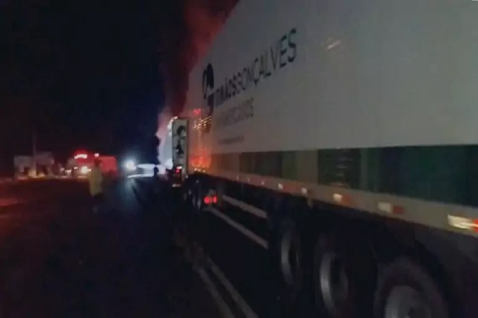 Após depredar e incendiar caminhões do IG, vândalos saqueiam carga