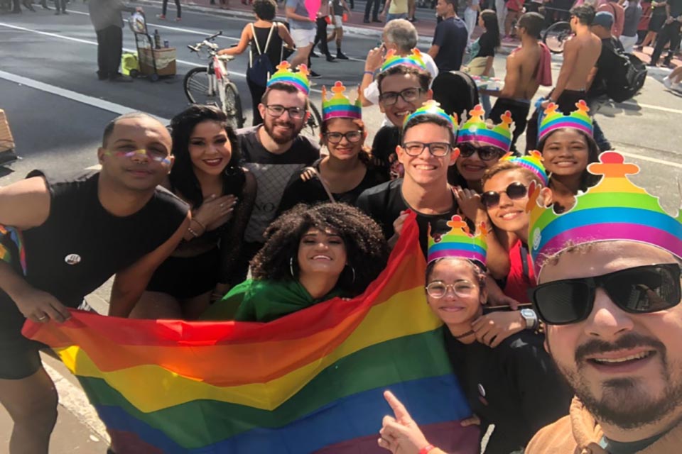 Jovens da Igreja Renascer evangelizam na Parada LGBT
