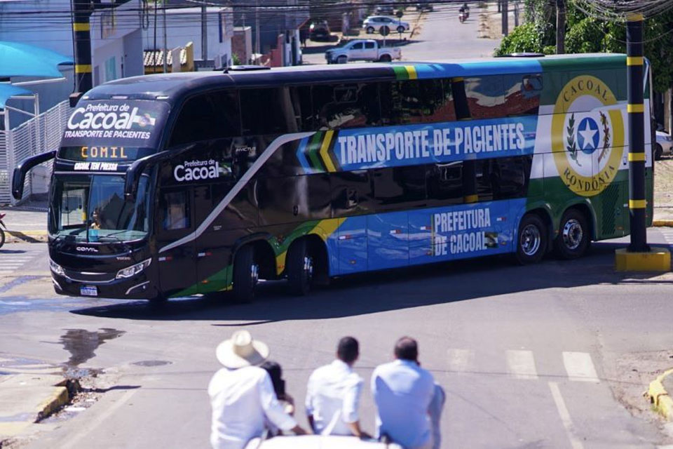 Deputado Cássio Gois entrega o primeiro ônibus do Brasil com super leitos para a saúde de Cacoal