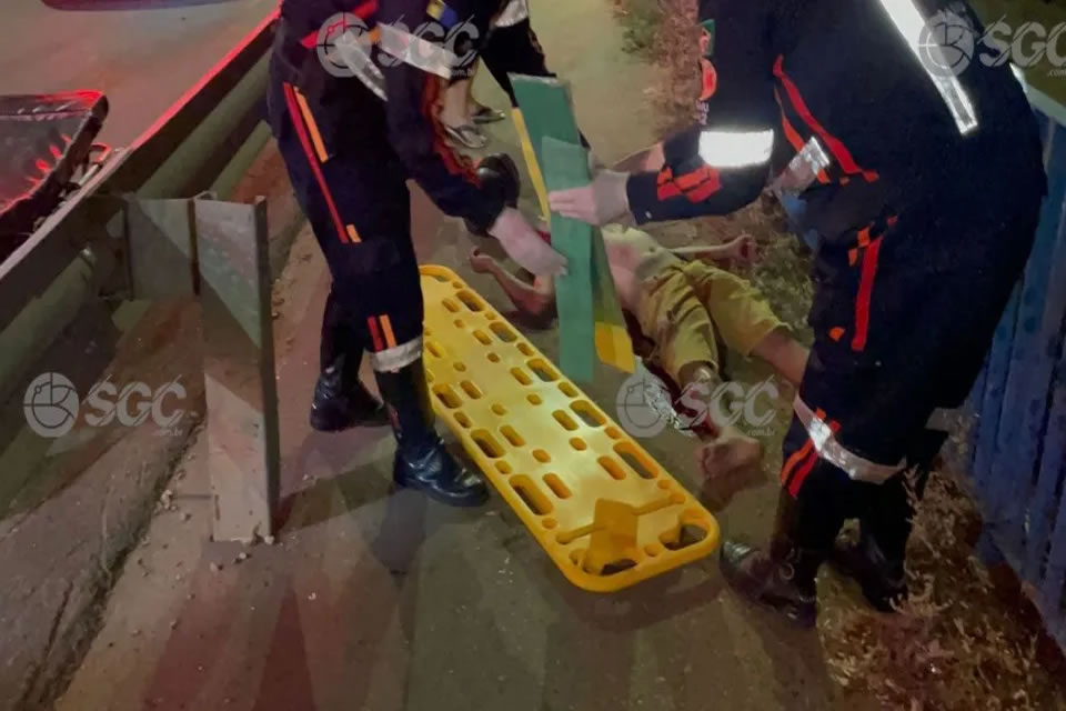 Motociclista sofre fratura exposta após bater contra barreira de proteção no viaduto