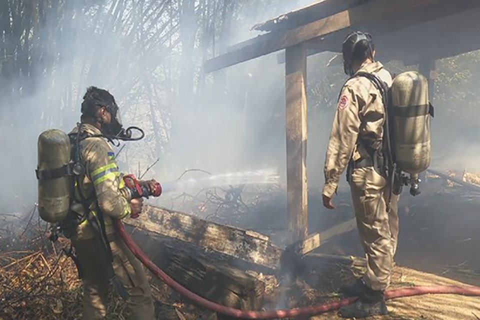 Incêndio atinge área florestal às margens da BR-364 em Ariquemes, RO