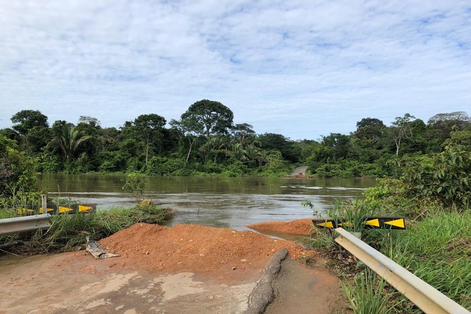 Ponte sobre o rio Jamari, localizada na RO-459, em Alto Paraíso, não resiste à força da correnteza e desaba