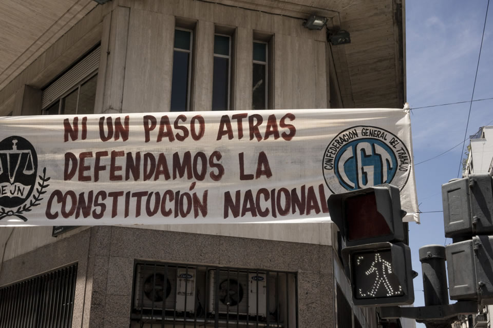 Milei enfrenta greve geral contra reformas ultraliberais na Argentina; entenda