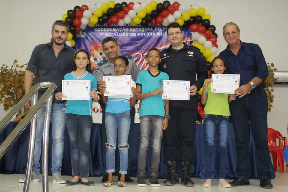 Deputado Adelino Follador participa de formatura do Proerd