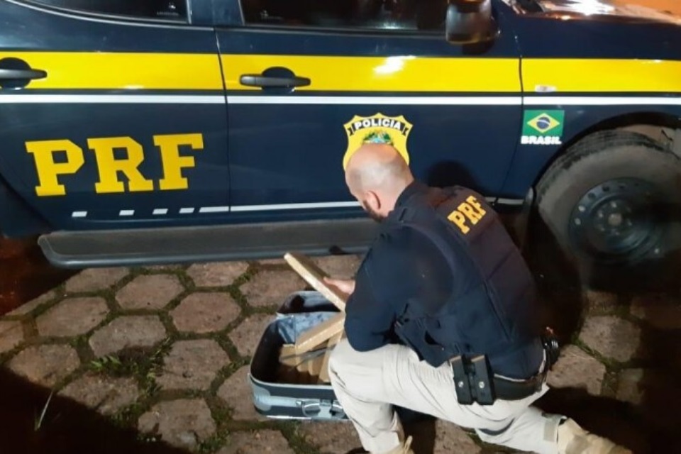 Em Pimenta Bueno, PRF prende passageiro de ônibus com quase 10 quilos de maconha