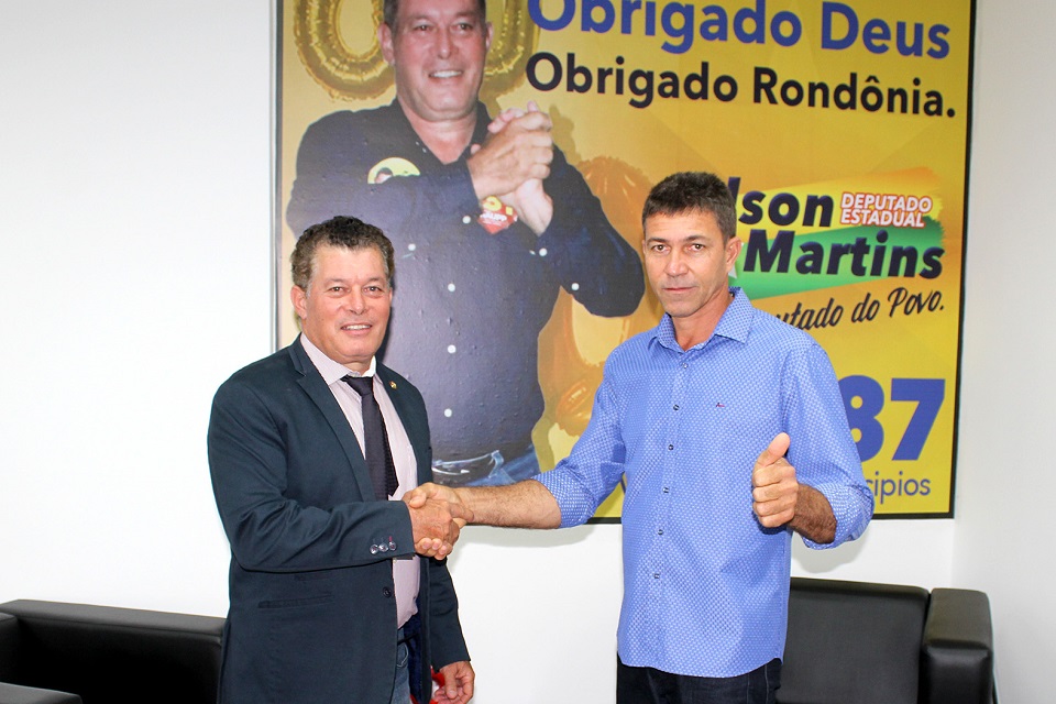Deputado Edson Martins destina recursos para aquisição de tubos metálicos e veículo para Alto Alegre