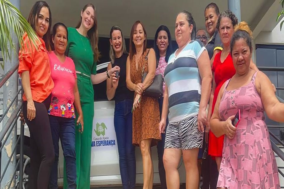 Gislaine Lebrinha entrega veículo à Casa de Apoio Nova Esperança em Cacoal