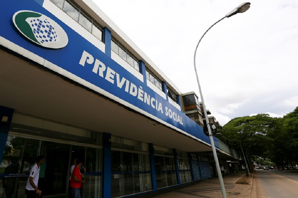 Digitalização falhou e aumentou fila do INSS, admite governo