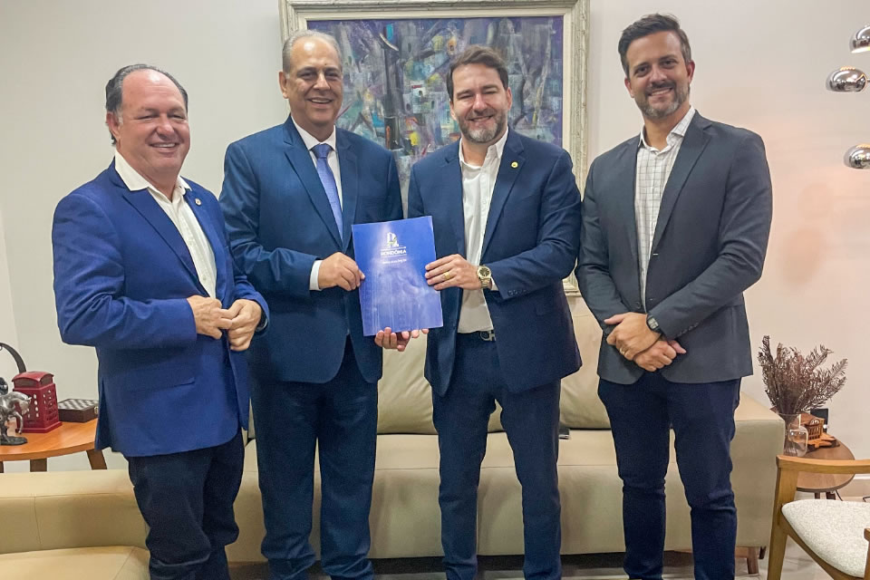 Presidente da Assembleia Legislativa entrega relatório da CPI das Reservas ao Tribunal de Justiça de Rondônia