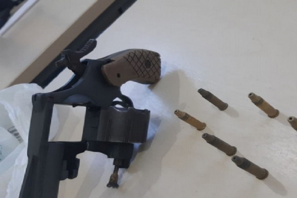 Ladrões roubam residência e esquecem a arma no local do crime