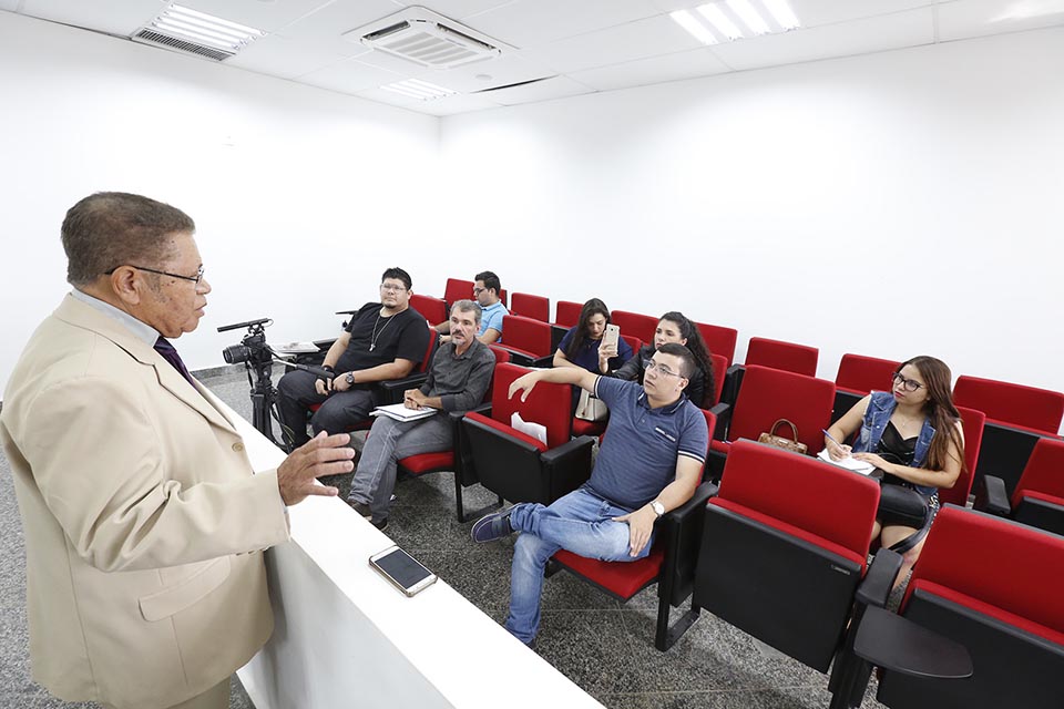 Professor da Unir participa de laboratório do Curso Básico de Jornalismo da Escola do Legislativo