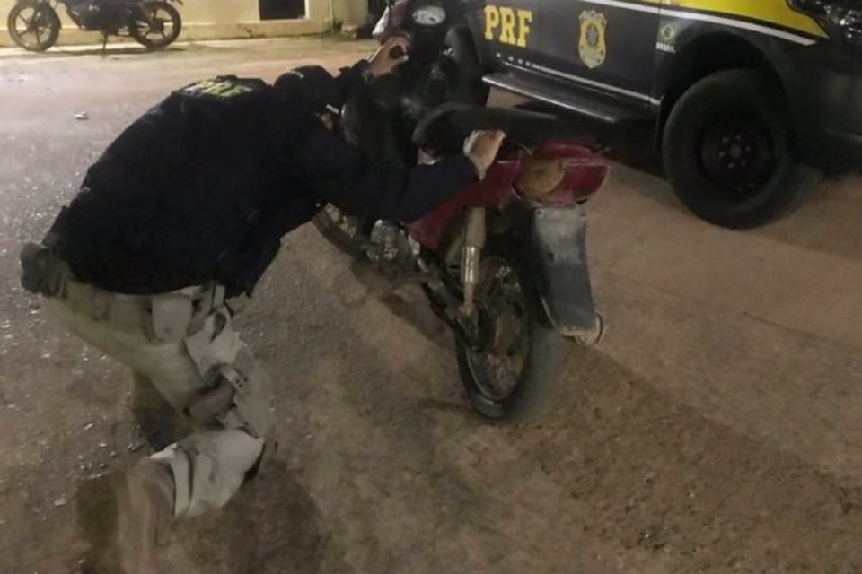 PRF prende condutor embriagado com moto roubada e recaptura foragido da Justiça