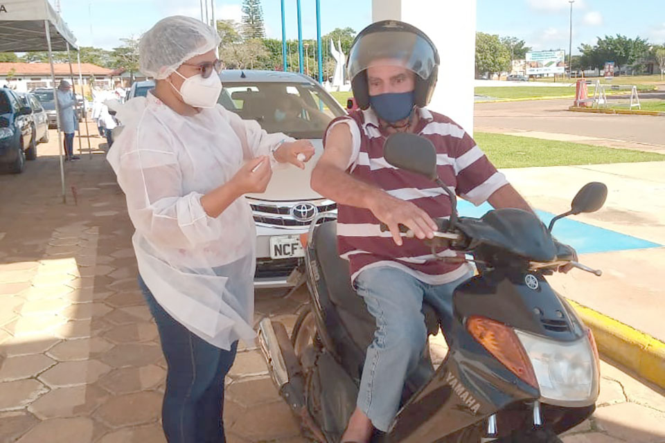 Após pedido de mais vacinas, Vilhena recebe maior lote de doses e bate recorde de vacinados em um único dia