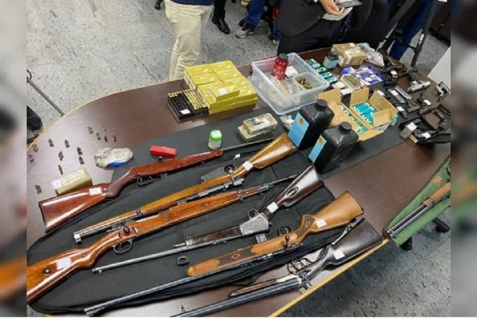 Delegado responsável afirmou que não havia registro de armas. Servidor, que não teve nome divulgado, foi preso em flagrante