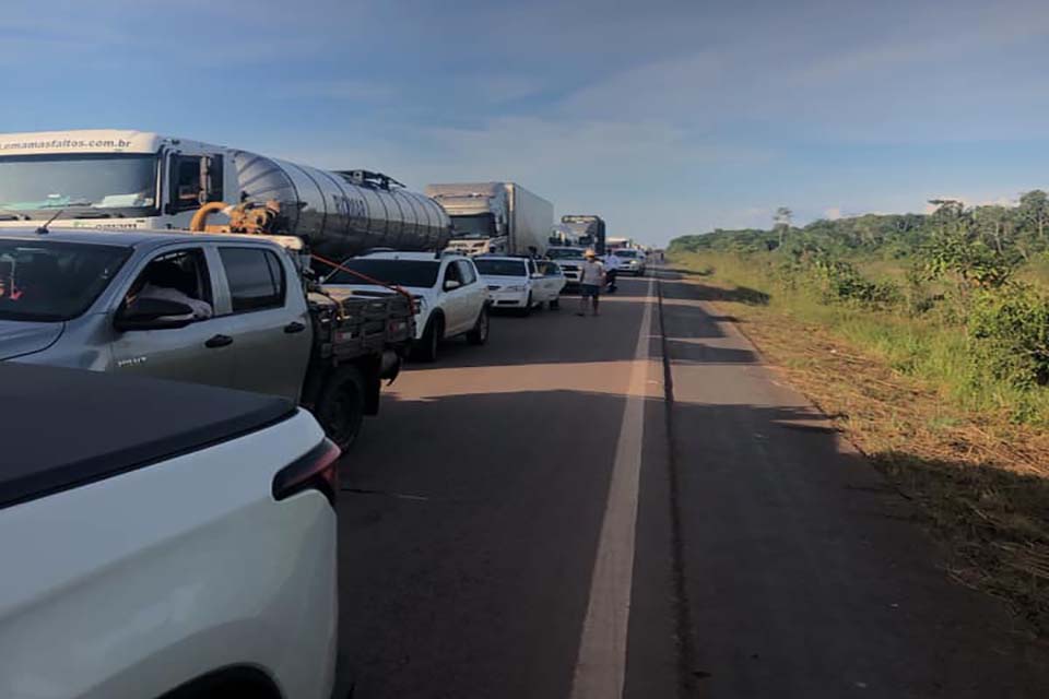 BR-364 é reaberta, mas moradores ameaçam novo bloqueio nesta sexta-feira na Ponta do Abunã