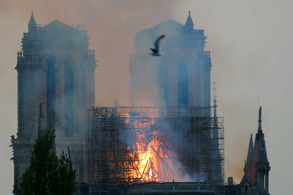 França pede doações e avalia danos na Notre-Dame